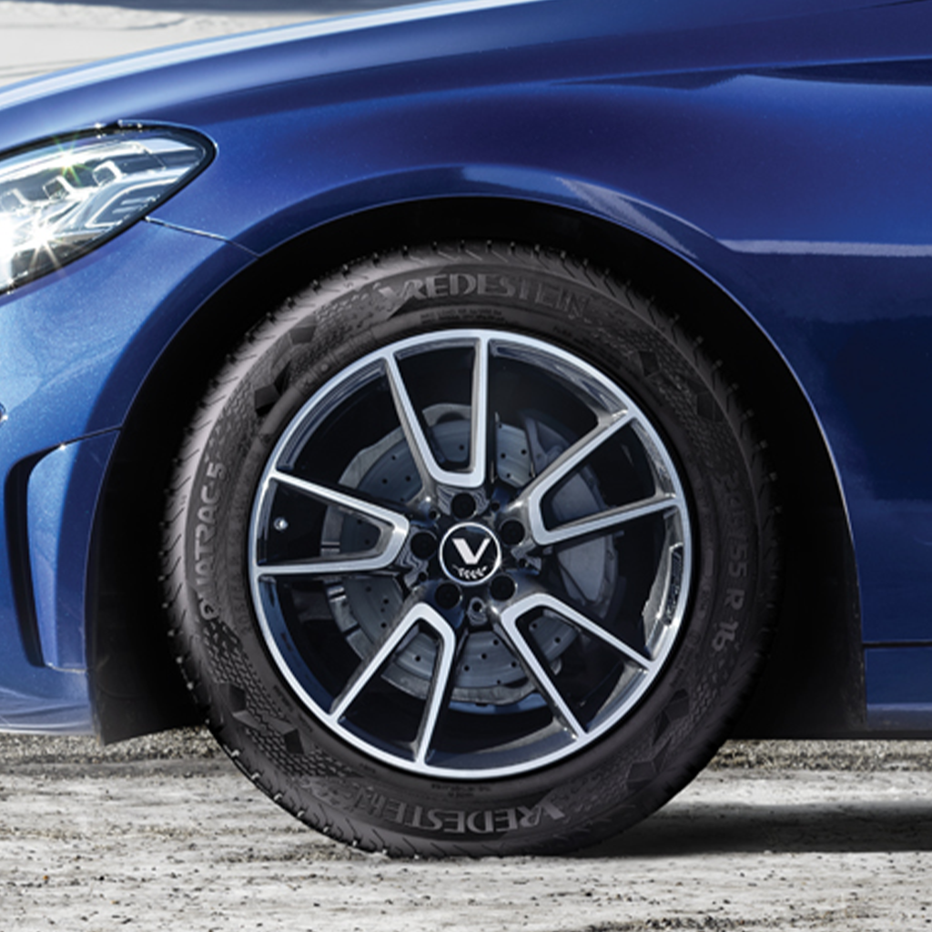 Frenata e tenuta di strada sul bagnato eccellenti